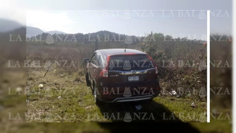 Hallan cadáver dentro de camioneta en Tangamandapio 