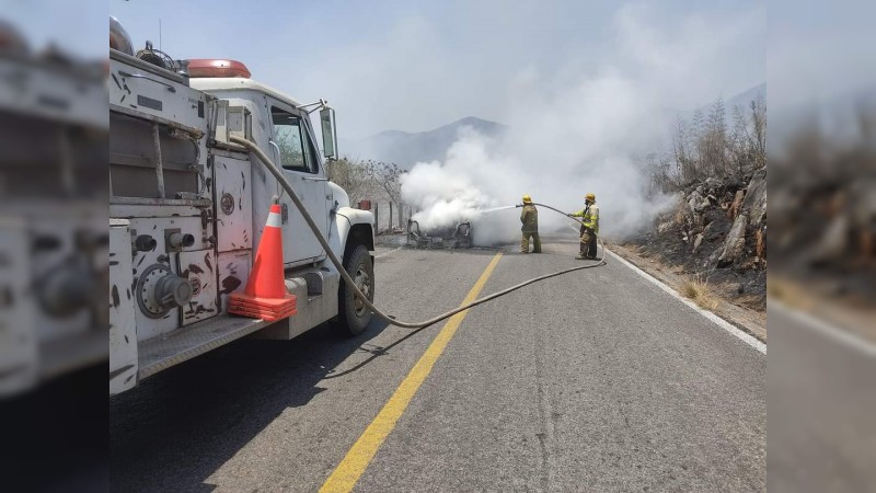 Arde camioneta de valores, en Chinicuila 