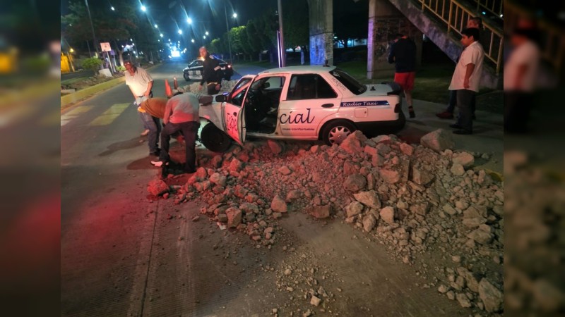 Taxista queda herido tras impactar su unidad contra montón de escombro 