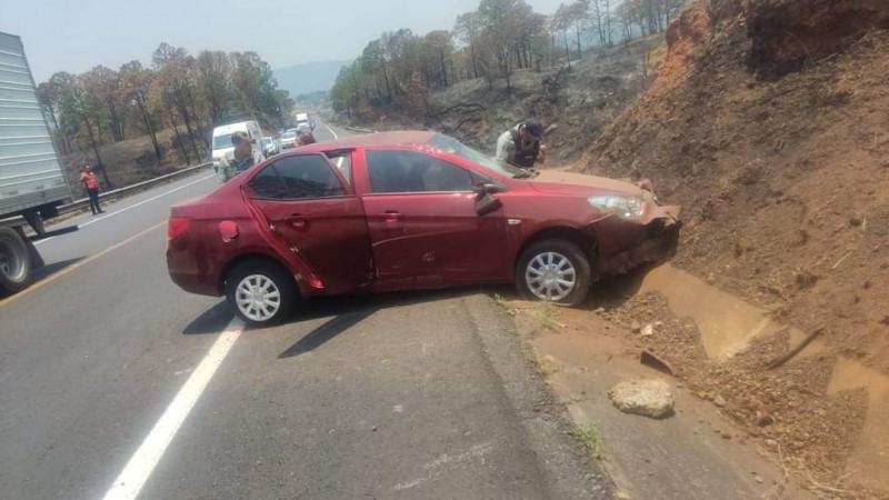 Chofer pierde el control de su auto y choca, en la Siglo 21