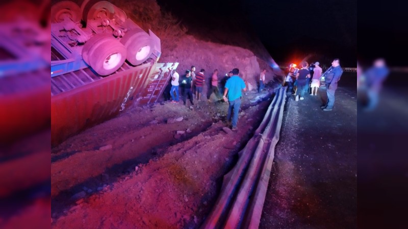 Vuelca camión doble remolque en autopista Siglo XXI; sólo hay daños materiales