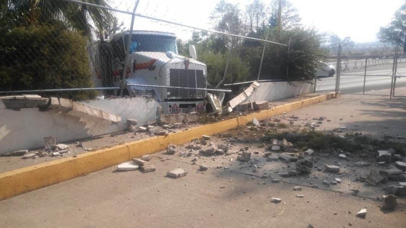 Tráiler se estrella en caseta de Zinapécuaro 