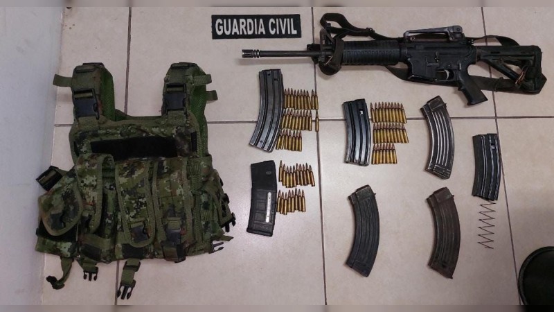 Policías encuentran abandonados arma y explosivos, en Apatzingán