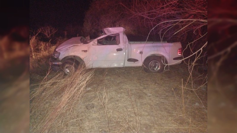 Mueren 3 tras volcadura de camioneta, en Huetamo 