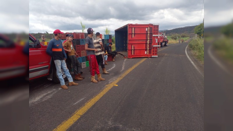 Vuelca tráiler, en Tacámbaro; sólo hubo daños materiales 