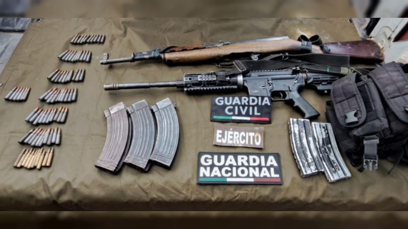 Policías hallan armas abandonadas, en Aguililla 