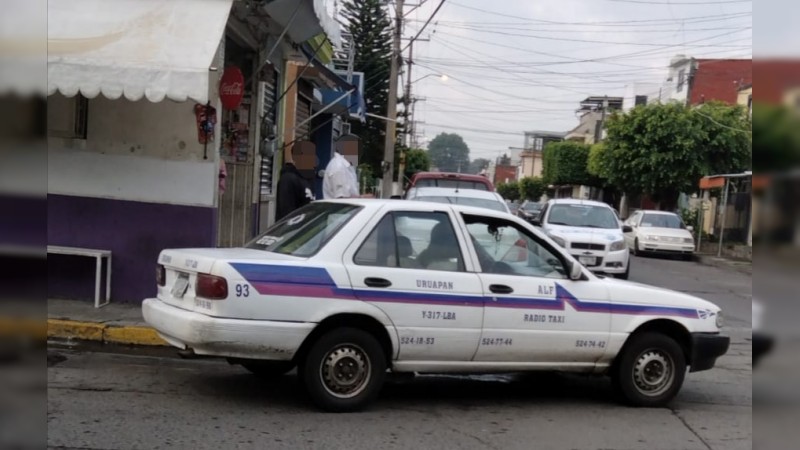 Uruapan: balean 2 taxis y atracan a ruletero, en Infonavit Constituyentes 