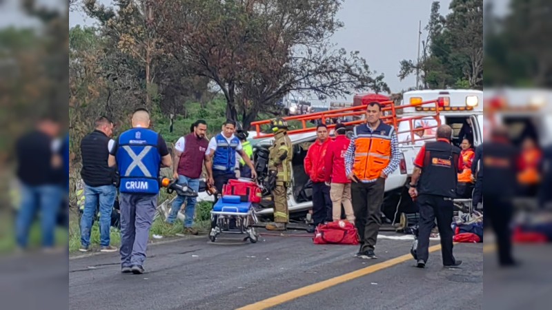 Choque deja 2 fallecidos y 22 heridos, en Zinapécuaro 