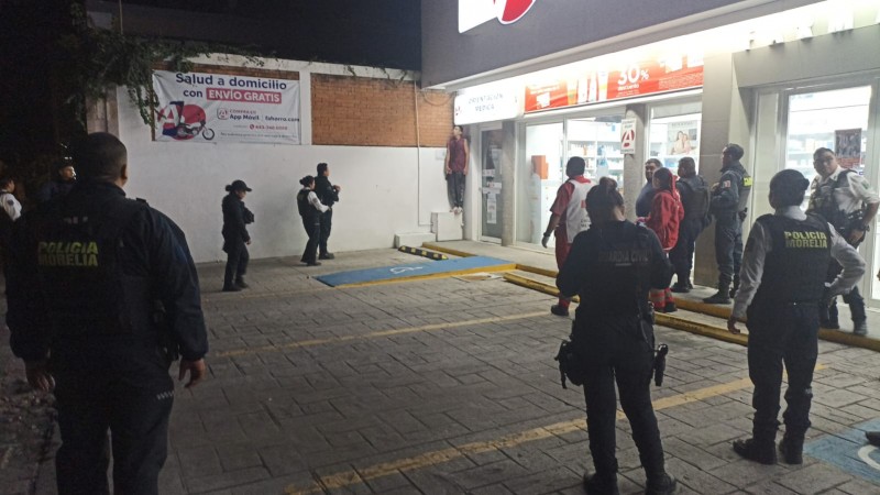 Morelia: ebrio se encaja un cuchillo en el cuello, afuera de una farmacia 