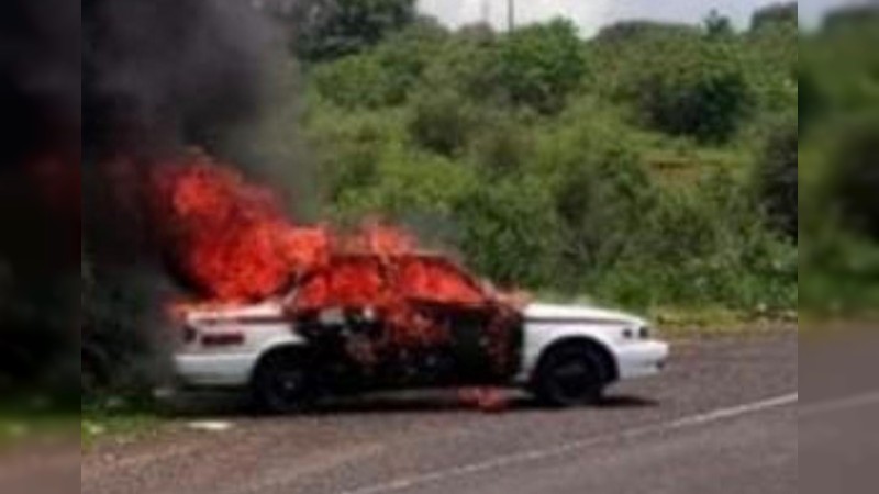 Se enfrentan taxistas, en Quiroga; hay unidades incendiadas 