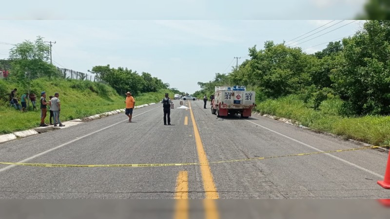 Joven muere atropellado, tras intentar cruzar carretera 