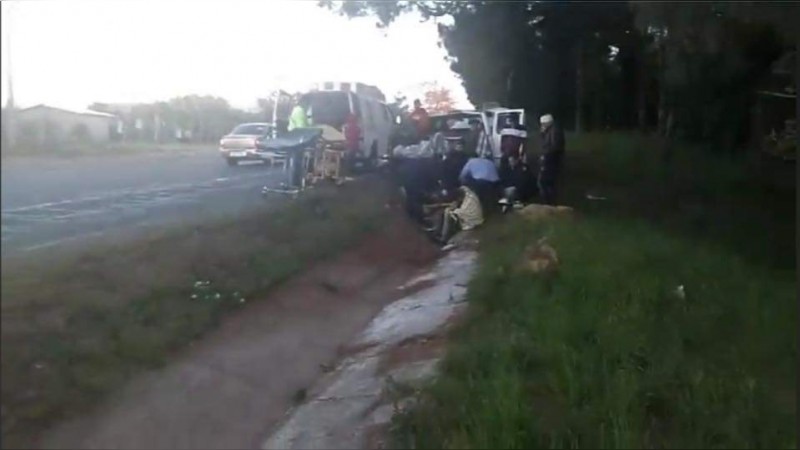 Camioneta que transportaba cortadores de limón se impacta contra árbol; hay 6 heridos 