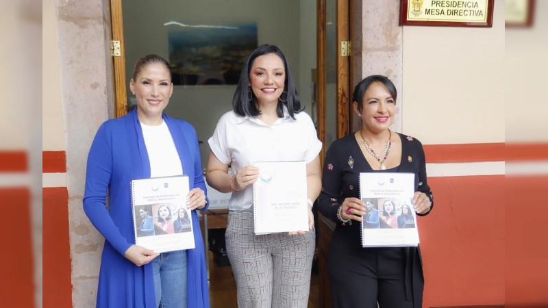 Entrega Comisión  de Protección de la Niñez y la Adolescencia informe de actividades