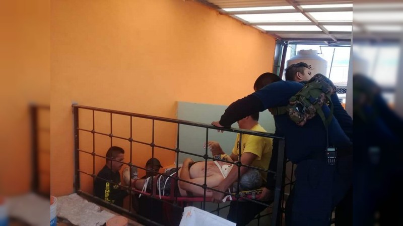 Se electrocuta hombre mientras pintaba su casa, en Zitácuaro 