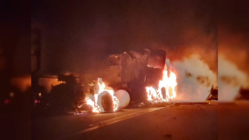 Se incendia tráiler, tras aparatoso choque  