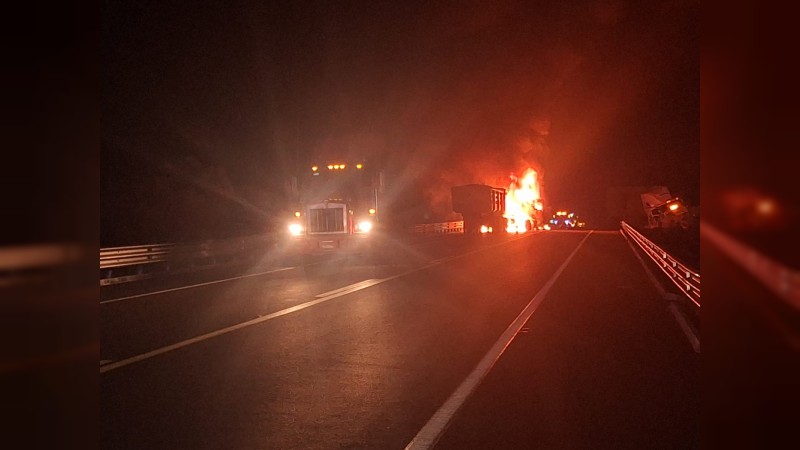 Se incendia tráiler, tras aparatoso choque  