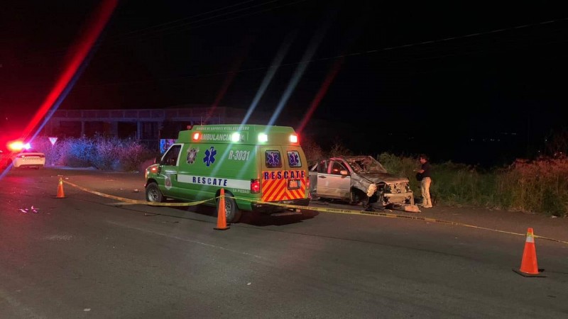 Volcadura deja dos muertos y una lesionada, en La Piedad