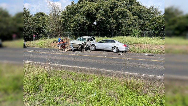 Una mujer muerta y 6 lesionados deja una carambola en la Uruapan-San Juan Nuevo