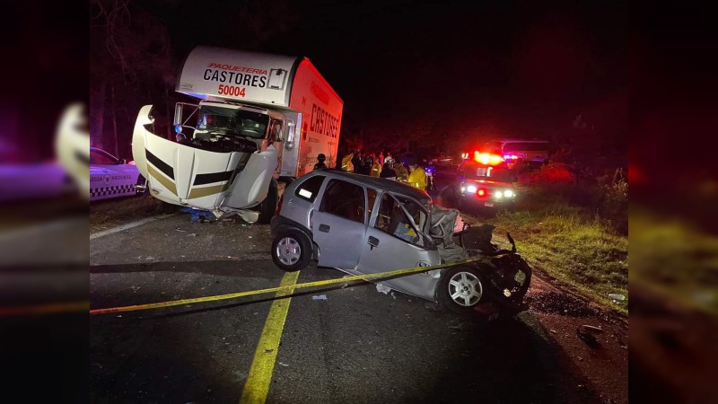 Tres muertos y 2 heridos deja choque carretero, en Quiroga 