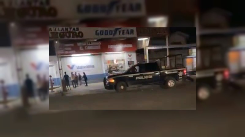 Balean a padre e hijo dentro de su negocio, en Apatzingán 