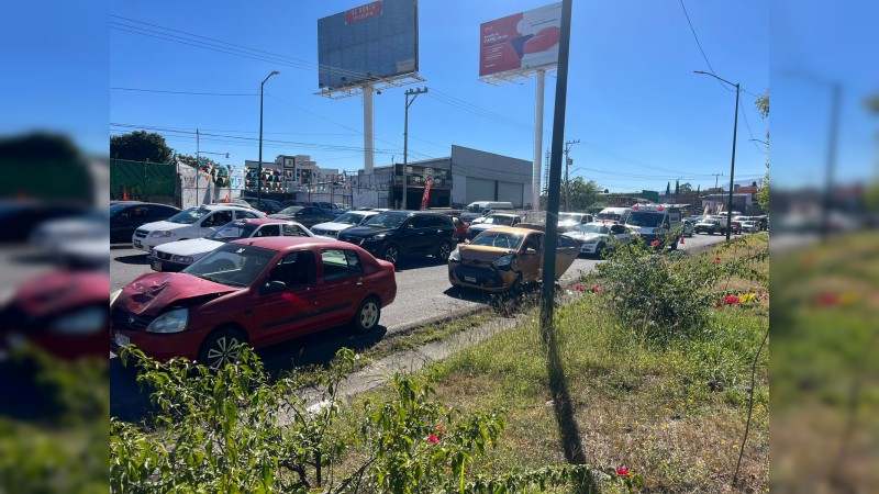 Saldo de una mujer lesionada deja choque múltiple en libramiento de Morelia