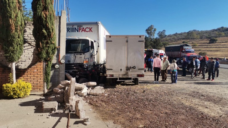 Choque en la Morelia-Salamanca deja 2 heridos y daños en una vivienda 