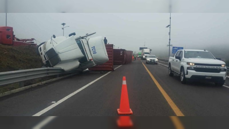 Vuelca tráiler, en la autopista Pátzcuaro-Cuitzeo 