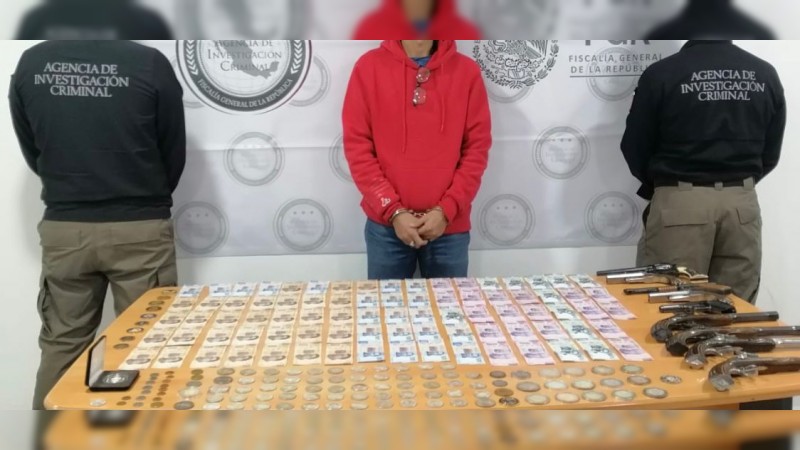 Atrapan a hombre con 8 armas y 57 mil pesos en efectivo 