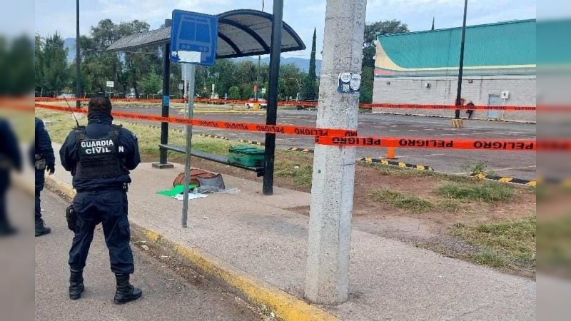 Abandonan maletas con restos humanos, en para de autobuses 