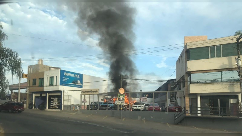 Delincuentes incendian autos, en lote de Uruapan 