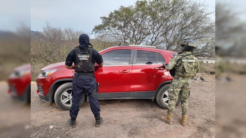 Detienen a dos con arma larga y camioneta robada