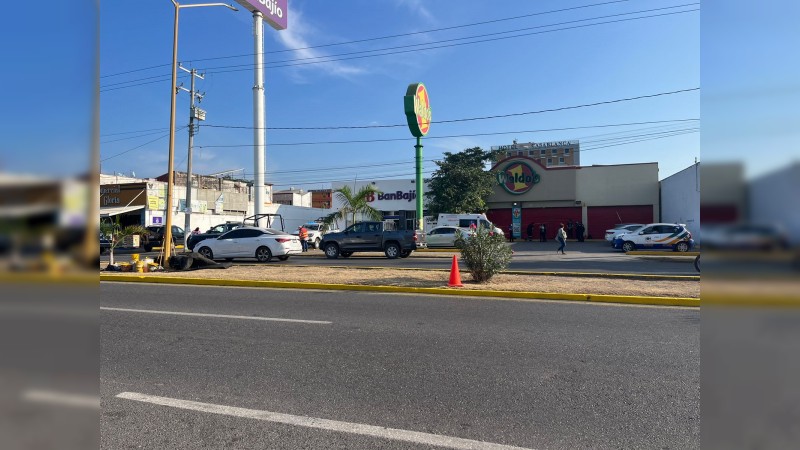 Hallan a hombre muerto afuera de una tienda, en Centro de LC