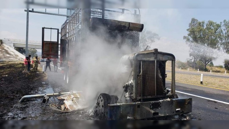 Arde camión en la autopista de Occidente 