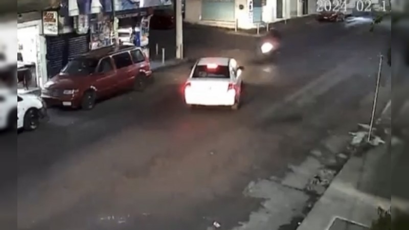 Pareja queda herida, tras choque con auto, en Morelia 