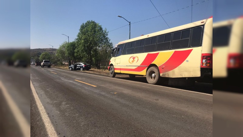 Camión atropella y mata a niño, en Morelia 