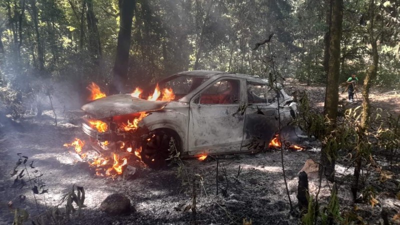 Arde auto, en carretera de Zitácuaro