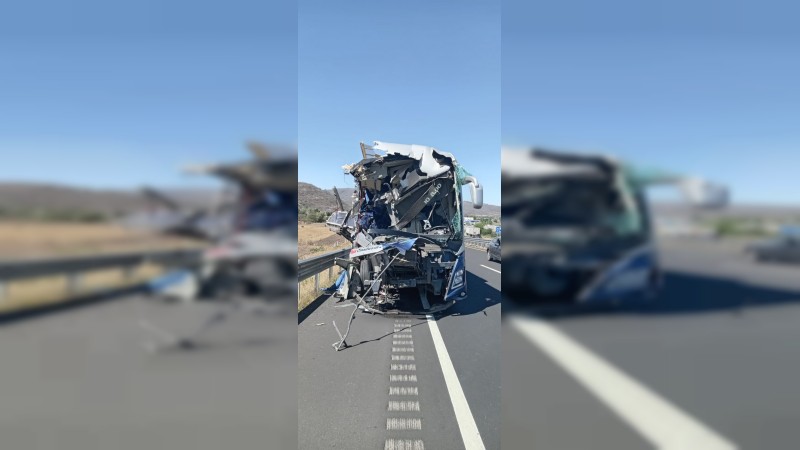 Al menos 15 heridos, tras choque de autobús, en la autopista de Occidente 