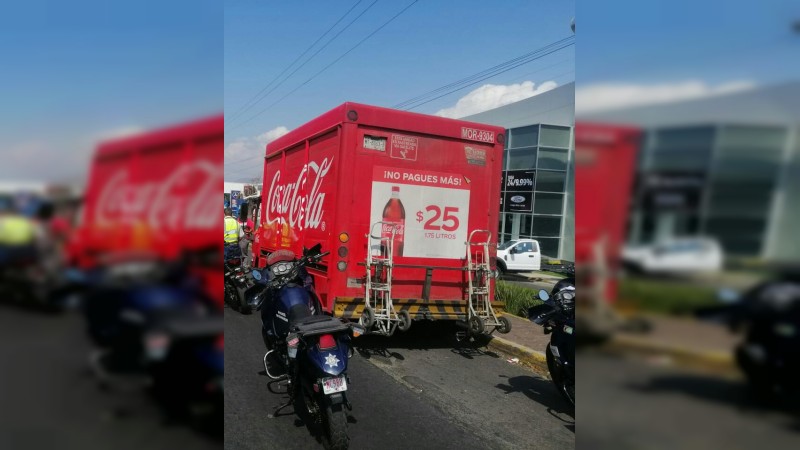 Detienen a normalista cuando intentaba retener un camión repartidor de refrescos