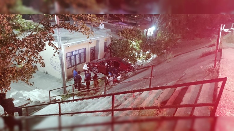 Conductor ebrio se queda dormido y choca auto contra casa  