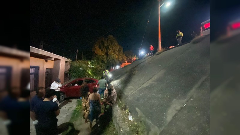 Conductor ebrio se queda dormido y choca auto contra casa  