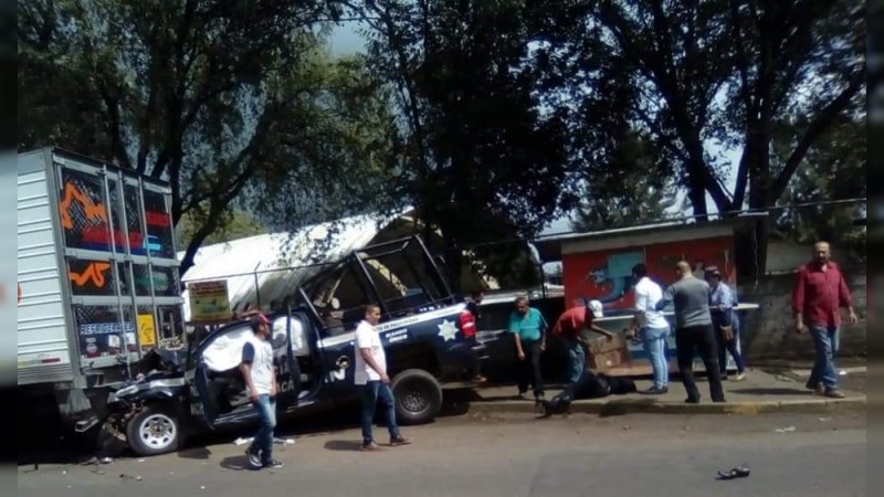 Choca patrulla contra un tráiler, en Uruapan; hay 8 heridos  