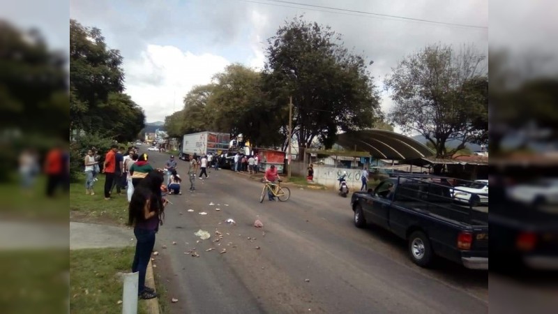 Choca patrulla contra un tráiler, en Uruapan; hay 8 heridos  