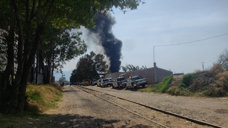 Arde bodega de reciclaje, en Morelia 