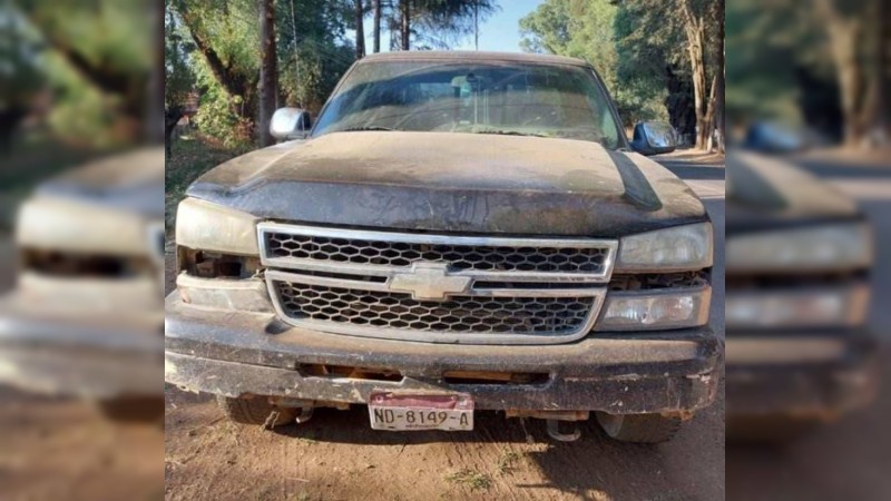 Encuentran cadáver dentro de una camioneta, en Acuitzio