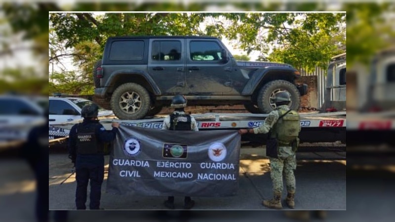 Apatzingán: tras operativos, hallan autos abandonados y arsenal  