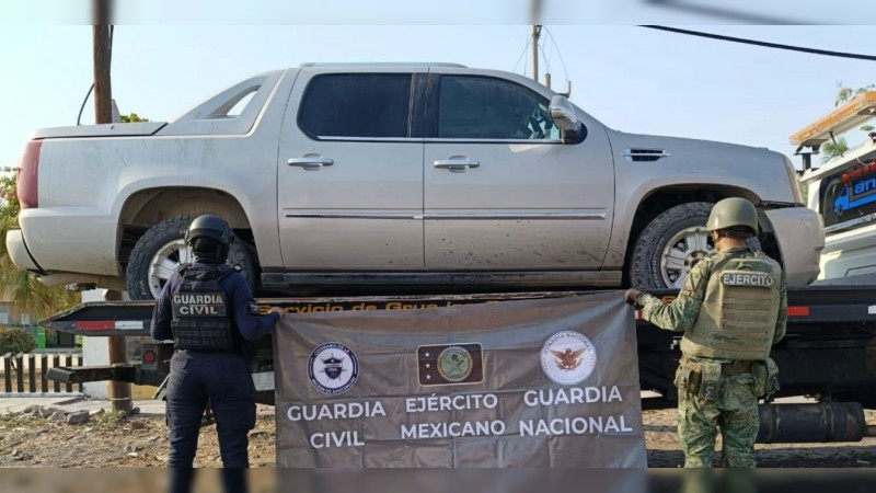 Apatzingán: tras operativos, hallan autos abandonados y arsenal  