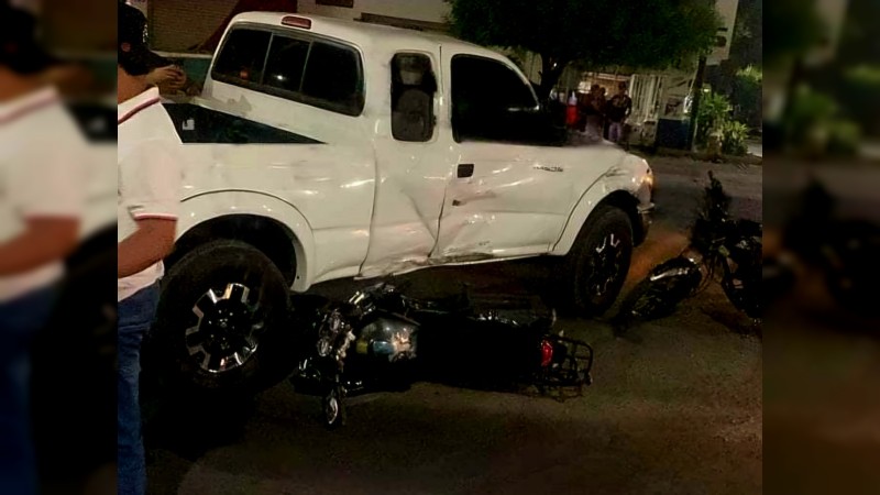 Motociclista choca contra una camioneta y muere en hospital de Apatzingán