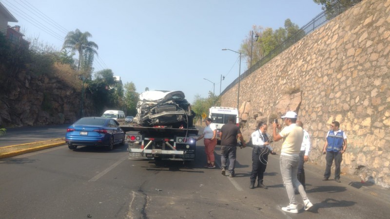 Vuelca vehículo compacto frente a Casa Michoacán, hay 3 heridos