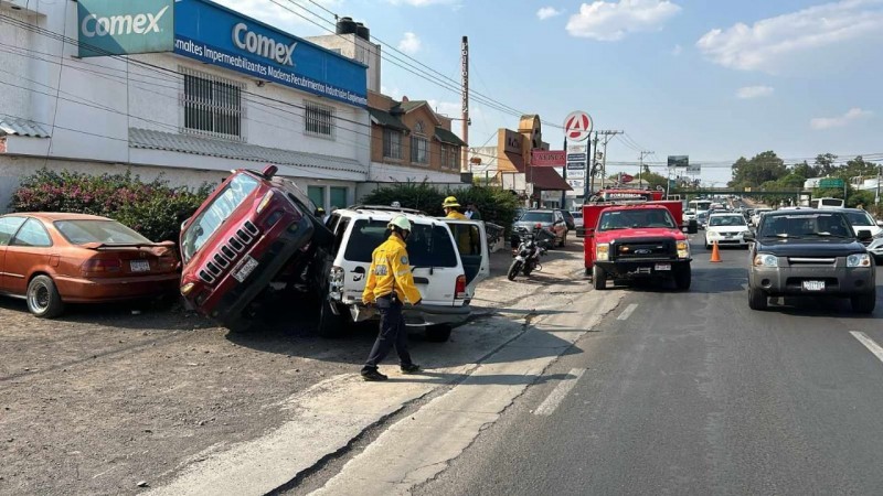 Choque entre dos camionetas en la salida a Pátzcuaro deja 6 personas lesionadas