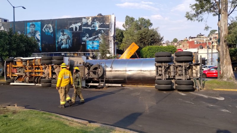 Pipa vuelca y queda sobre camellón, en Morelia